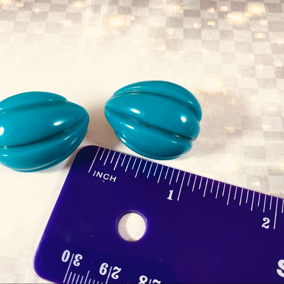 Cool little pod shape vintage lucite clip on earrings turquoise - Picture 3 of 4